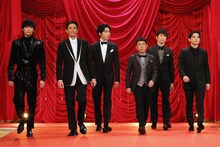 左から綾野剛、伊勢谷友介、柄本佑、岡村隆史、佐々木蔵之介、吉沢亮。