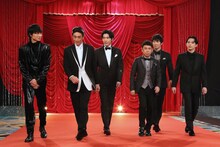 左から綾野剛、伊勢谷友介、柄本佑、岡村隆史、佐々木蔵之介、吉沢亮。