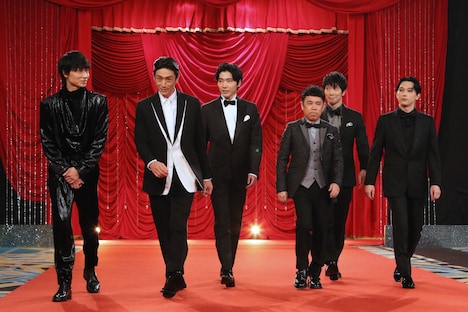 左から綾野剛、伊勢谷友介、柄本佑、岡村隆史、佐々木蔵之介、吉沢亮。