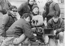 「ア・ホーマンス」撮影現場より、仙元誠三（中央）と松田優作（左端）。