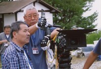 ドラマ「白虎隊」撮影現場での仙元誠三（左から2番目）。