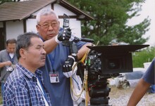 ドラマ「白虎隊」撮影現場での仙元誠三（左から2番目）。