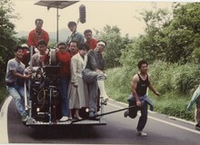 カメラに両手を置いているのが仙元誠三。