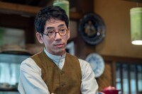 野間口徹演じる梶取保。