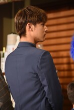 祈祷に臨む中川大志。