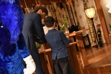 祈祷中、寺嶋眞秀（右）に教える中川大志（左）。