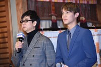 左から山寺宏一、中川大志。