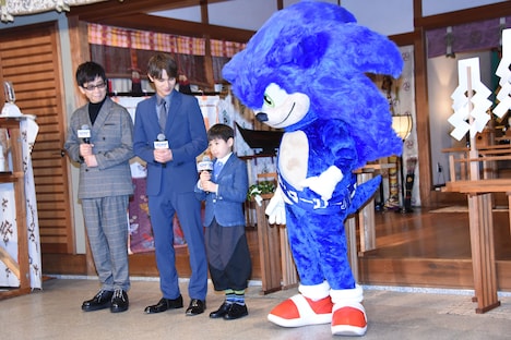 周囲に見守られながら話す寺嶋眞秀(中央右)。