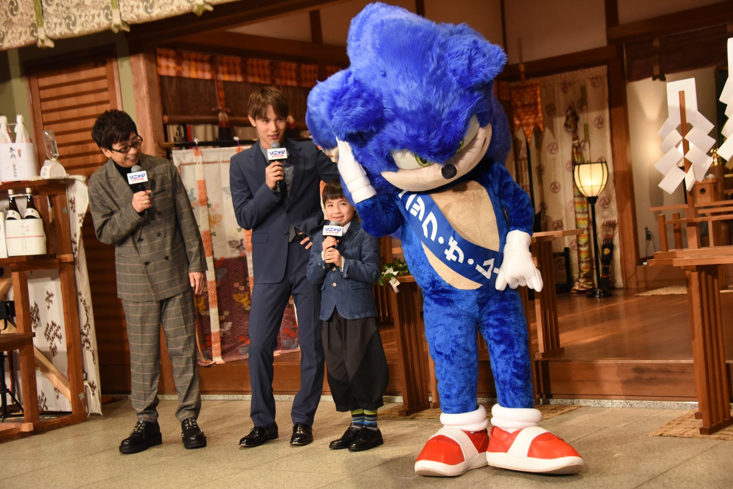 寺嶋眞秀（中央右）に褒められ、照れるソニック（右）。