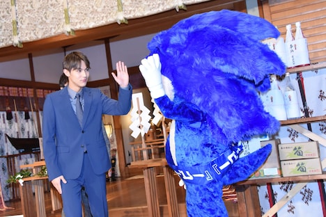 中川大志(左)とソニック(右)がハイタッチする様子。