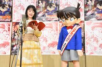 左から浜辺美波、江戸川コナン。