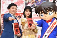 「名探偵コナン 緋色の弾丸」公開アフレコイベントの様子。左から山口勝平、浜辺美波、江戸川コナン。