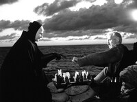 「第七の封印」より、マックス・フォン・シドー演じる騎士アントニウス（右）。（写真提供：Janus Films / Photofest / ゼータ イメージ）