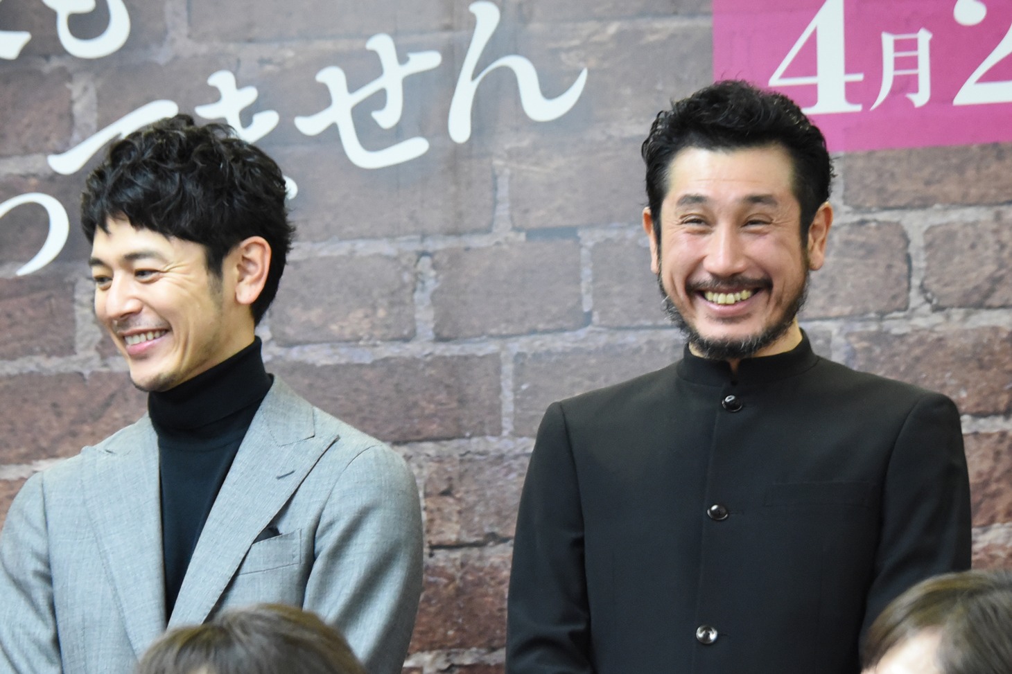 左から妻夫木聡、渋川清彦。