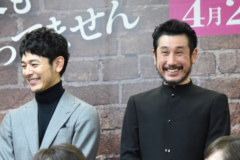 左から妻夫木聡、渋川清彦。