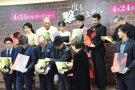 スタッフに自身の写真パネルを手渡され、「遺影みたいだな」と自虐する石橋蓮司（前列中央）。