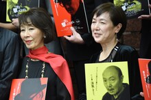 左から大楠道代、桃井かおり。