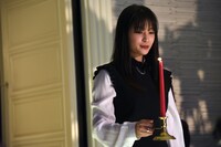 ろうそく立てを持って入場する広瀬すず。