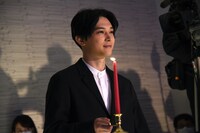 ろうそく立てを持って入場する吉沢亮。