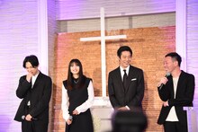 左から吉沢亮、広瀬すず、堤真一、浜崎慎治。