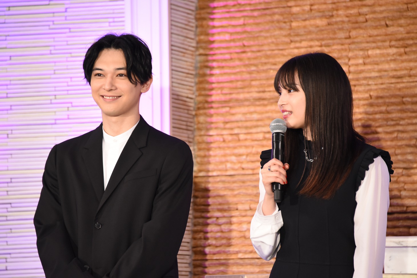 左から吉沢亮、広瀬すず。