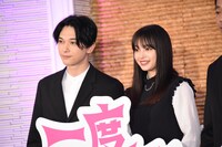 左から吉沢亮、広瀬すず。