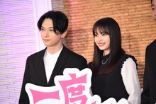 左から吉沢亮、広瀬すず。