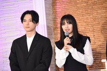 左から吉沢亮、広瀬すず。