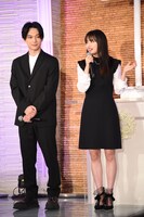 左から吉沢亮、広瀬すず。