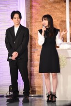 左から吉沢亮、広瀬すず。