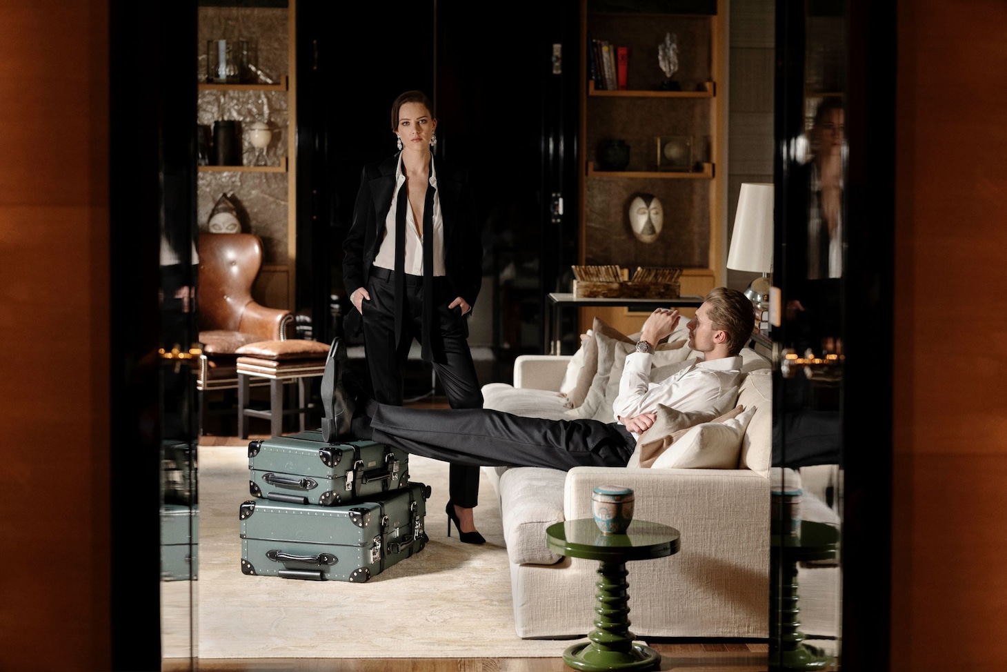 “No Time To Die”コレクションのグローブ・トロッター 使用イメージ。Photographed by Greg Williams at The Rosewood Hotel