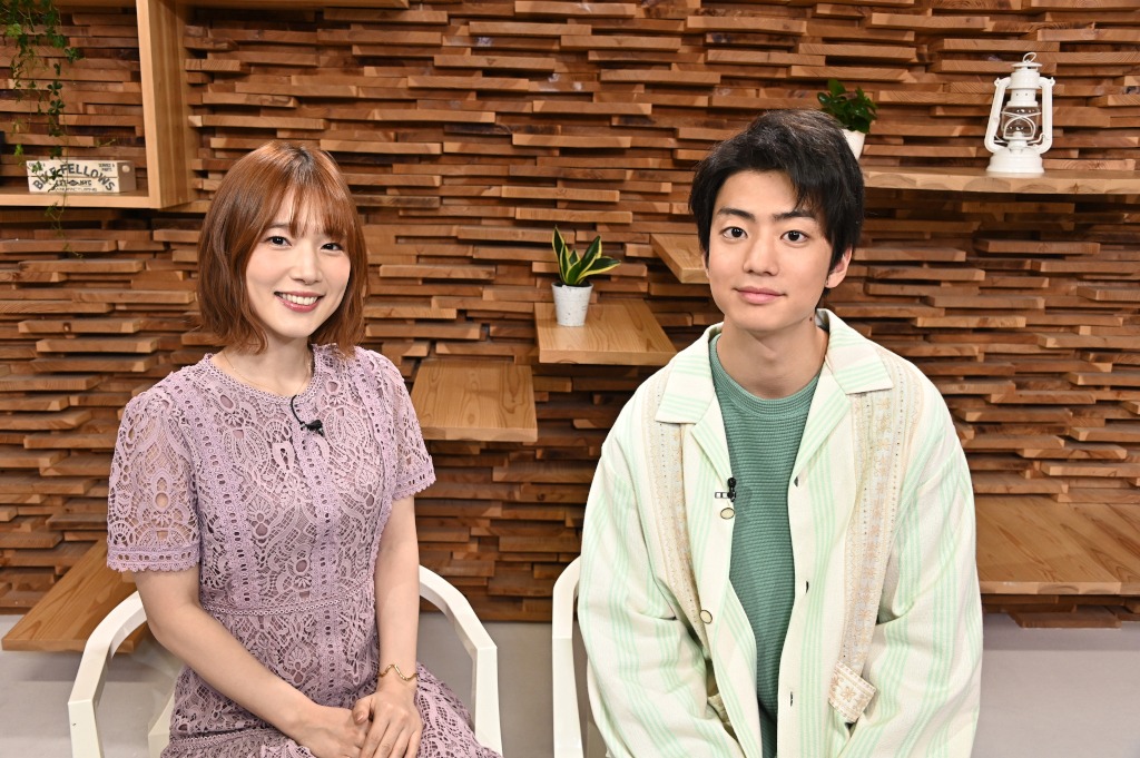 左から内田真礼、伊藤健太郎。(c)TBS