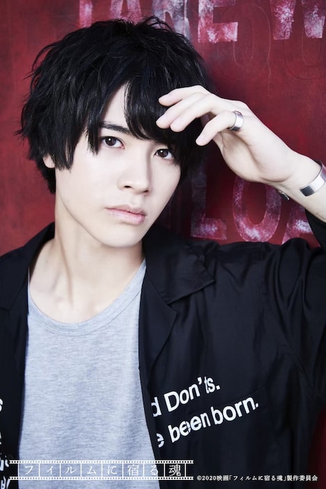 「フィルムに宿る魂」劇場入場者にプレゼントされる、B2takes!!のオリジナルブロマイド（結城伽寿也）。