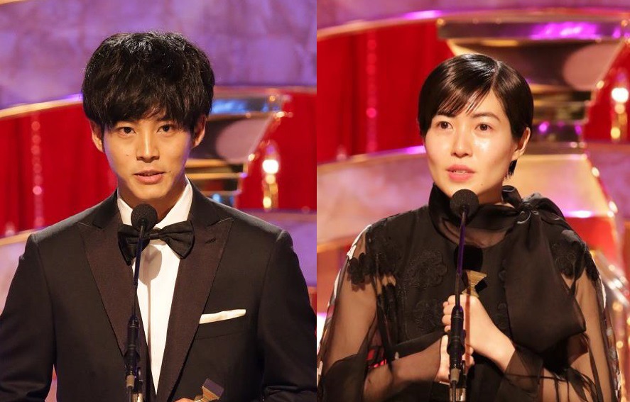 左から松坂桃李、シム・ウンギョン。(c)日本アカデミー賞協会