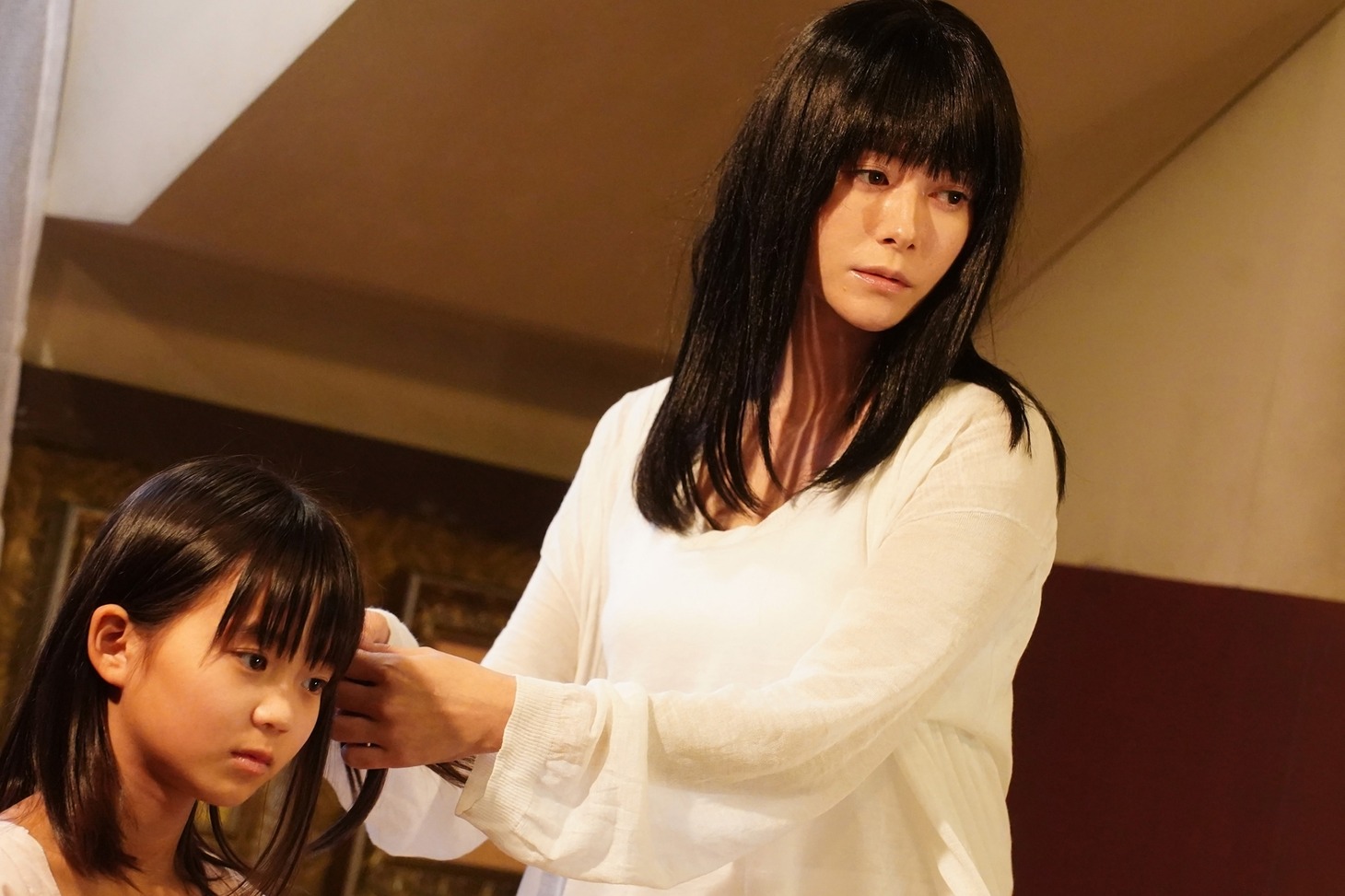 「未満警察 ミッドナイトランナー」より、真木よう子演じる楓（右）。