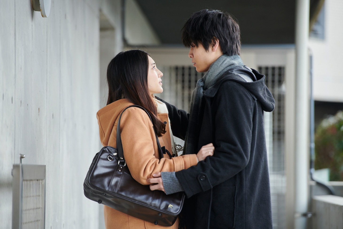「鈍色の箱の中で」第6話の場面写真。