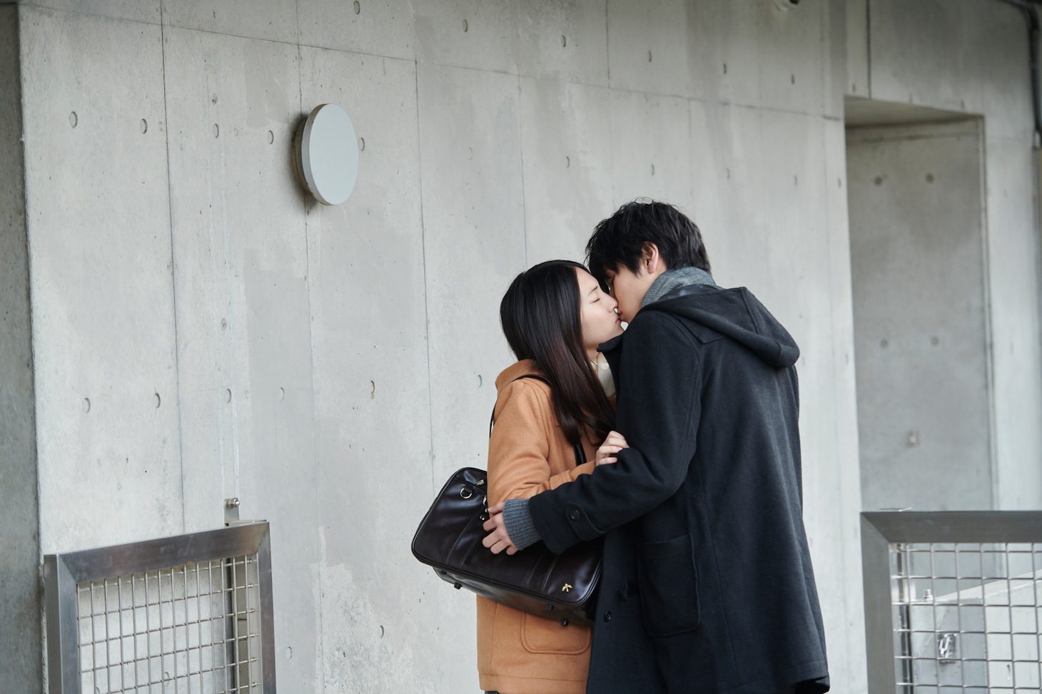 「鈍色の箱の中で」第6話の場面写真。