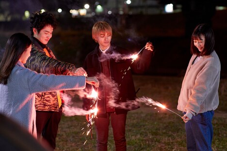 「鈍色の箱の中で」第6話の場面写真。