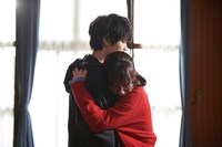 「鈍色の箱の中で」第6話の場面写真。