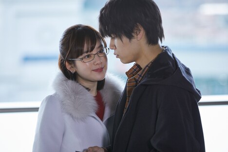 「鈍色の箱の中で」第6話の場面写真。