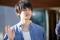 「鈍色の箱の中で」第6話の場面写真。