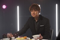 「ごちそう男子」より、特大ヒレかつ定食を食べる三浦翔平。