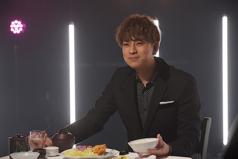 「ごちそう男子」より、特大ヒレかつ定食を食べる三浦翔平。