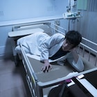 坂口健太郎がベッドでまったり、「仮面病棟」オフショットと新カット公開