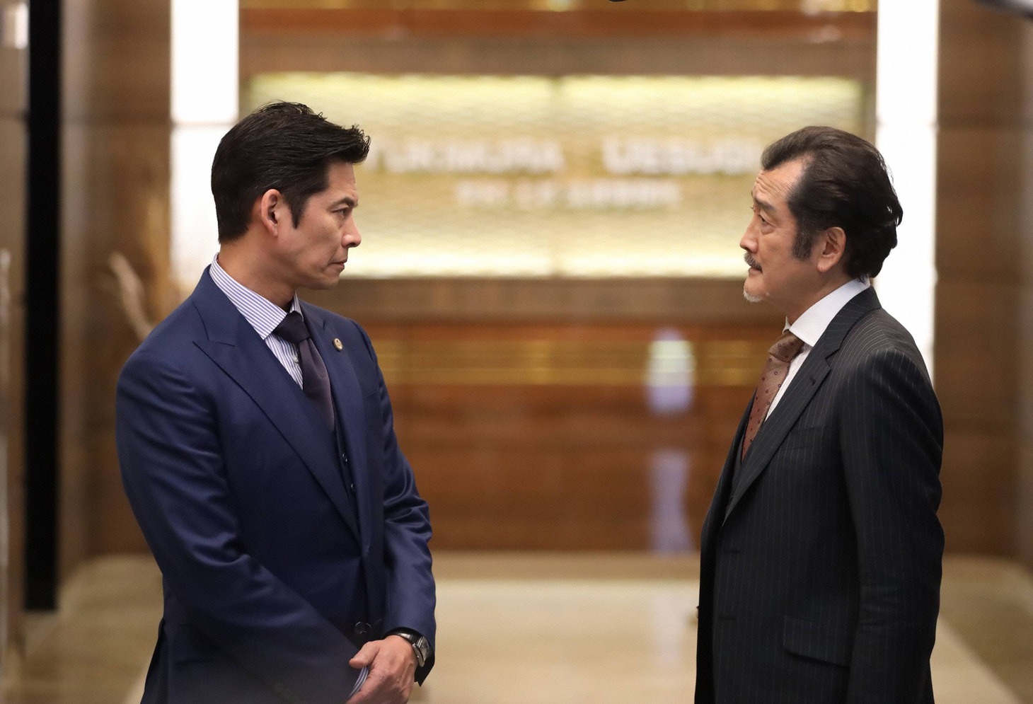 左から織田裕二演じる甲斐正午、吉田鋼太郎演じる上杉一志。