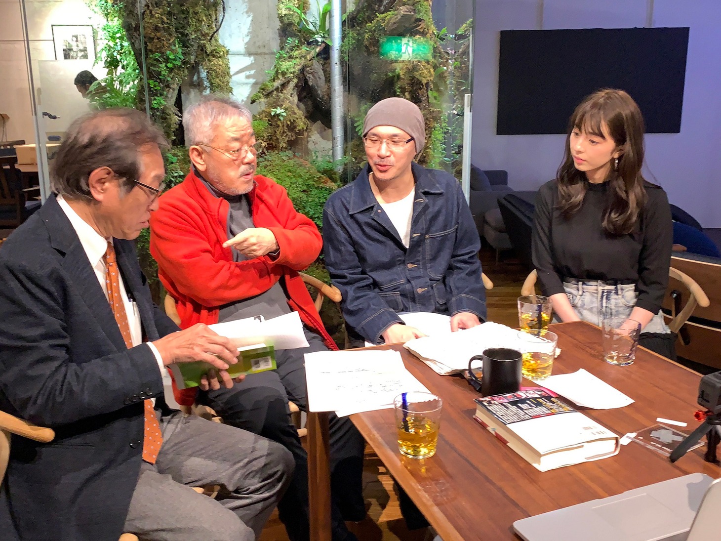 左から二木啓孝、井筒和幸、森直人、柳ゆり菜。