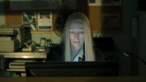 「デッド・ドント・ダイ」より、ティルダ・スウィントン演じるゼルダ・ウィンストン。