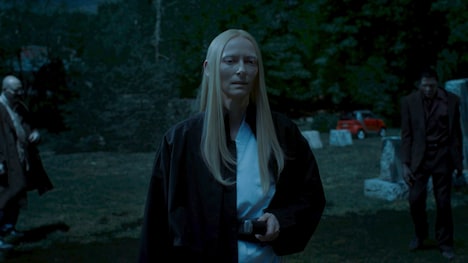 「デッド・ドント・ダイ」より、ティルダ・スウィントン演じるゼルダ・ウィンストン。