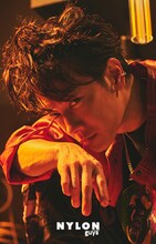 NYLON JAPAN5月号付録のビジュアルより、佐藤健。