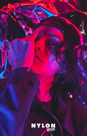 NYLON JAPAN5月号付録のビジュアルより、渡邊圭祐。